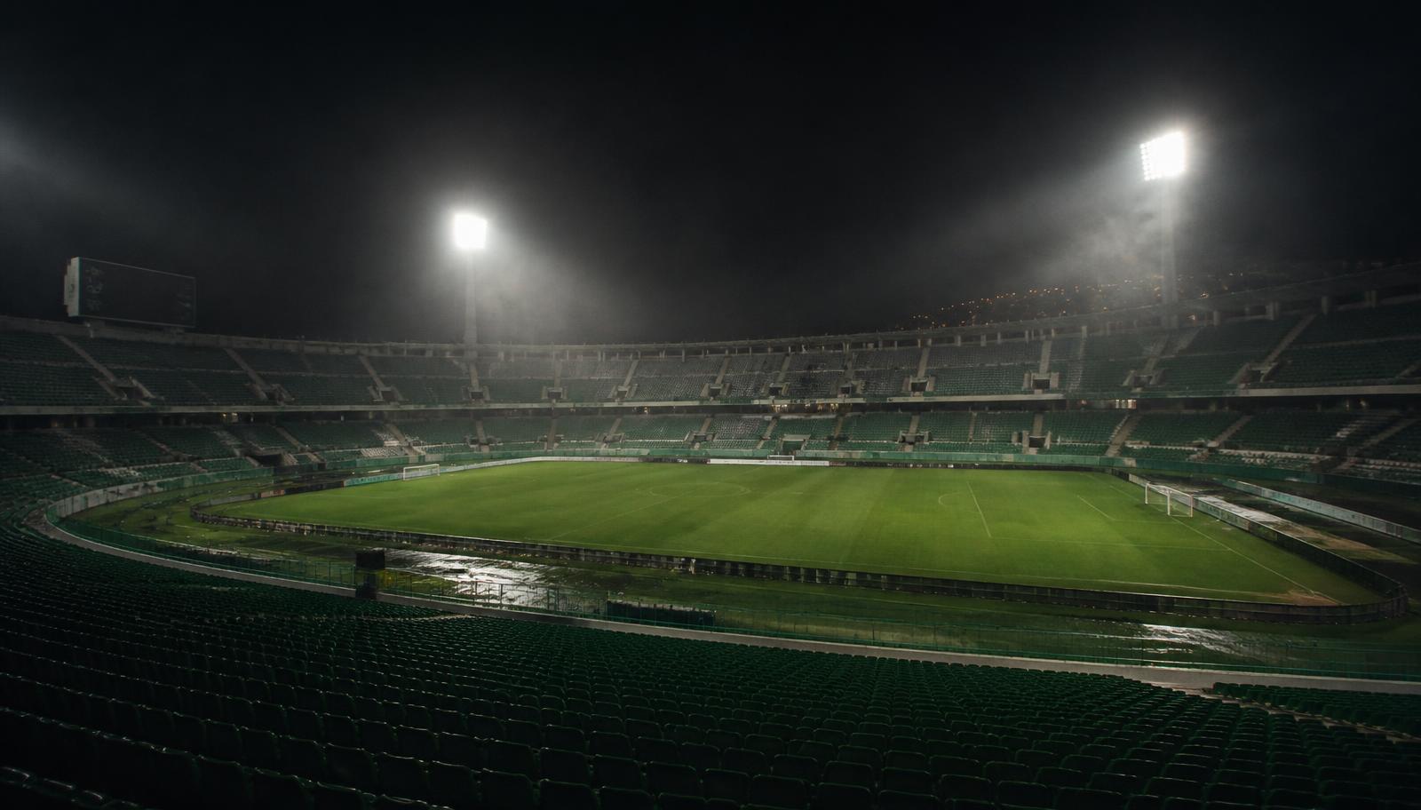 Stade algérien de nuit sous les projecteurs